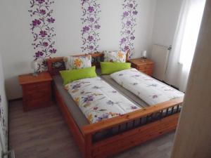 Кровать или кровати в номере Ferienhaus zur schönen Aussicht