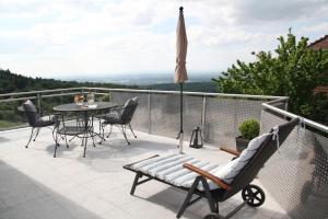 巴登－巴登的住宿－Apartment Sonnenterrasse，庭院配有桌椅和遮阳伞。