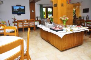 una cocina con buffet con comida. en Klif Spa, en Jarosławiec