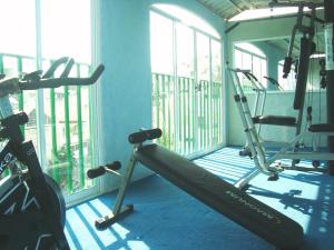 un gimnasio con bicicleta y cinta de correr en Suites Angelopolis, en Acapulco