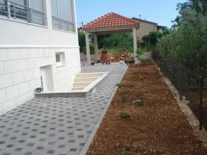 Ein Garten an der Unterkunft Apartments Linda
