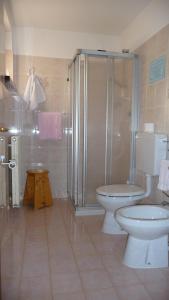 y baño con aseo y ducha. en Albergo Nuoitas, en Forni di Sopra