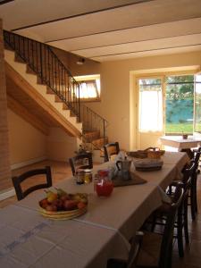 a dining room with a table with a bowl of fruit at Agriturismo I Ciliegi del Checco in San Marcello