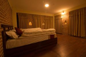 Giường trong phòng chung tại HOTEL LAYAKU DURBAR