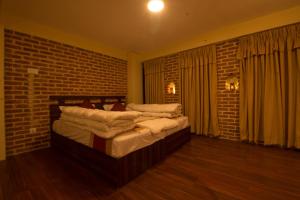 Giường trong phòng chung tại HOTEL LAYAKU DURBAR
