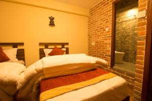 Giường trong phòng chung tại HOTEL LAYAKU DURBAR