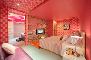 a bedroom with a bed and a tv in it at Rainbow Forest Motel in Xiushui