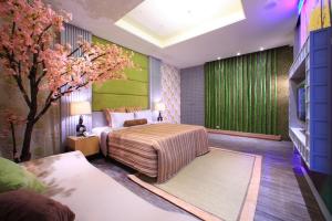 a bedroom with a bed and a tree in it at Rainbow Forest Motel in Xiushui