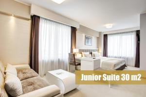 una camera d'albergo con una suite più piccola di Hotel Heritage a Belgrado