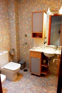 コティージョにあるMarfolin 26のバスルーム(トイレ、洗面台、鏡付)
