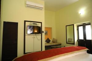 Thar Exotica Hotel & Resorts In Bikaner的电视和/或娱乐中心