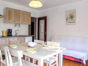 una cocina con mesa blanca, sillas blancas, mesa y mesa con mesa en Apartment Provence Village-1 by Interhome, en Saint-Cyr-sur-Mer