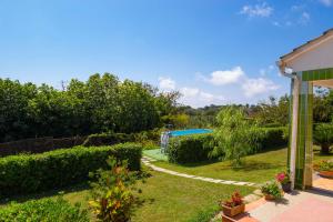 Elle offre une vue sur un jardin doté d'une piscine. dans l'établissement Corinna, à Massa Lubrense