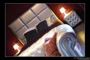 an overhead view of a bedroom with a bed and a headboard at V E R O N E - Rooms & Suites - Liège - Rocourt in Liège