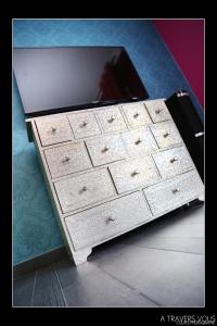 a dresser with a box on top of it at V E R O N E - Rooms & Suites - Liège - Rocourt in Liège
