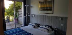 グジャン・メストラにあるLa Villa Littoralisのベッドルーム1室(枕付きのベッド1台、窓付)