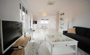 un soggiorno con un divano e un tavolino da caffè di Apartament z Tarasem Plaza 22 a Rogowo