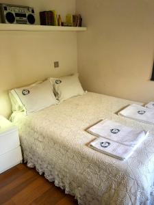 En eller flere senge i et værelse på Annex bedroom-Oporto Garden