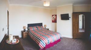 Un pat sau paturi într-o cameră la Glencoe Villa Guesthouse