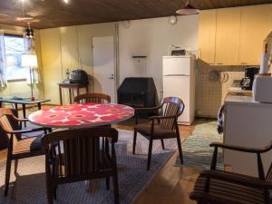 - une cuisine et une salle à manger avec une table et des chaises dans l'établissement Holiday Home Vattomäki, à Sorrinmäki