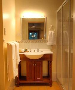 Bathroom sa Accommodation Creek Cottages & Sundown View Suites