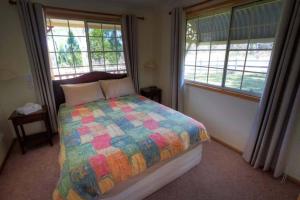 Kama o mga kama sa kuwarto sa Accommodation Creek Cottages & Sundown View Suites