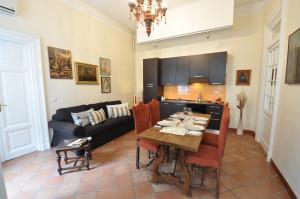 a kitchen and living room with a table and a couch at Casa Visconti in Rome