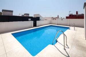 una piscina sul tetto di un edificio di Apartment Malaga Center a Málaga