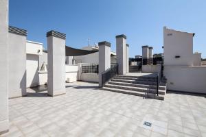 un balcone di una casa con delle scale di Apartment Malaga Center a Málaga