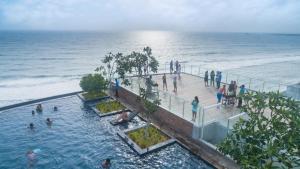 een groep mensen in een zwembad naast de oceaan bij Marino Beach Colombo in Colombo