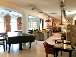 a room with a table and chairs and a kitchen at KunstWerk B in Trossingen