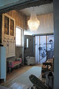 sala de estar con lámpara de araña y habitación con sofá en KunstWerk B, en Trossingen
