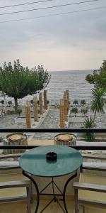 una mesa frente a una vista del océano en romanza rooms, en Poulithra