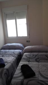 カステリョン・デ・ラ・プラナにあるcasucha da adrianaの窓付きの部屋 ベッド2台
