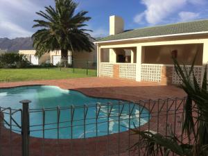 ストランドにあるGreenways Strand Golf Beach C3の家の前のプール