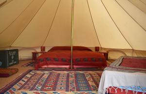 サンタ・フィオーラにあるPodere di Maggio - Glamping tent 2のテント内のベッド1台が備わるベッドルーム1室