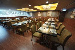 Un restaurant sau alt loc unde se poate mânca la Ramada Hong Kong Grand