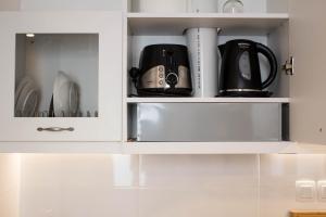 Η κουζίνα ή μικρή κουζίνα στο Super Stylish Apartments in Syntagma Square!