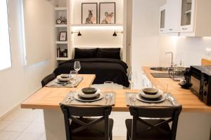 A kitchen or kitchenette at Super Stylish Apartments in Syntagma Square! Még 37 kép