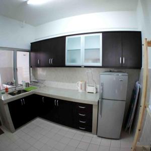 Η κουζίνα ή μικρή κουζίνα στο Cozy Middle Room at Suria Kipark Damansara Homestay - High Floor +23 φωτογραφίες