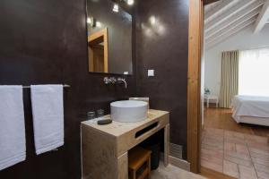 uma casa de banho com um lavatório e um espelho em Guarda Rios em Vila Nova de Milfontes