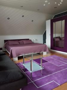 1 dormitorio con cama y alfombra morada en Nettes 2- Zimmer Apartment, en Sehnde