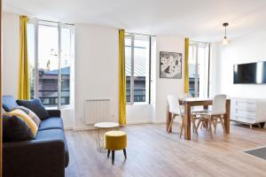 パリにあるPick A Flat - Bastille / Charonne apartmentsのリビングルーム(ソファ、テーブル、椅子付)