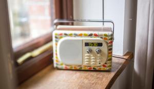 ein Toaster auf einem Holztisch neben einem Fenster in der Unterkunft Great Lilly Cottage in Barnstaple