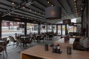 un restaurante con mesas, sillas y ventanas en Quality Hotel Skifer en Oppdal