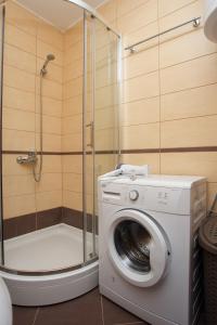 蒂瓦特的住宿－Suntime apartment，一间带洗衣机和淋浴的浴室