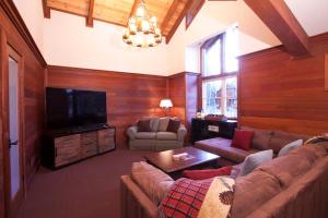 ein Wohnzimmer mit einem Sofa und einem Flachbild-TV in der Unterkunft Luxury Lodgepole Home at Northstar in Truckee