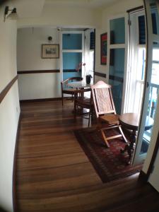 Perak Hotel في سنغافورة: غرفة معيشة مع طاولة وكراسي