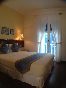 Кровать или кровати в номере Perak Hotel