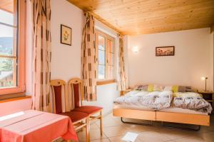 Schlafzimmer mit einem Bett und einem Fenster in der Unterkunft Apartment Strassscheuer 3.5 - GriwaRent AG in Grindelwald